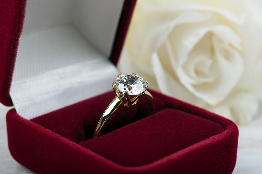 理想的な婚約指輪の買い方は？いつまでに必要？既婚である筆者が徹底解説！