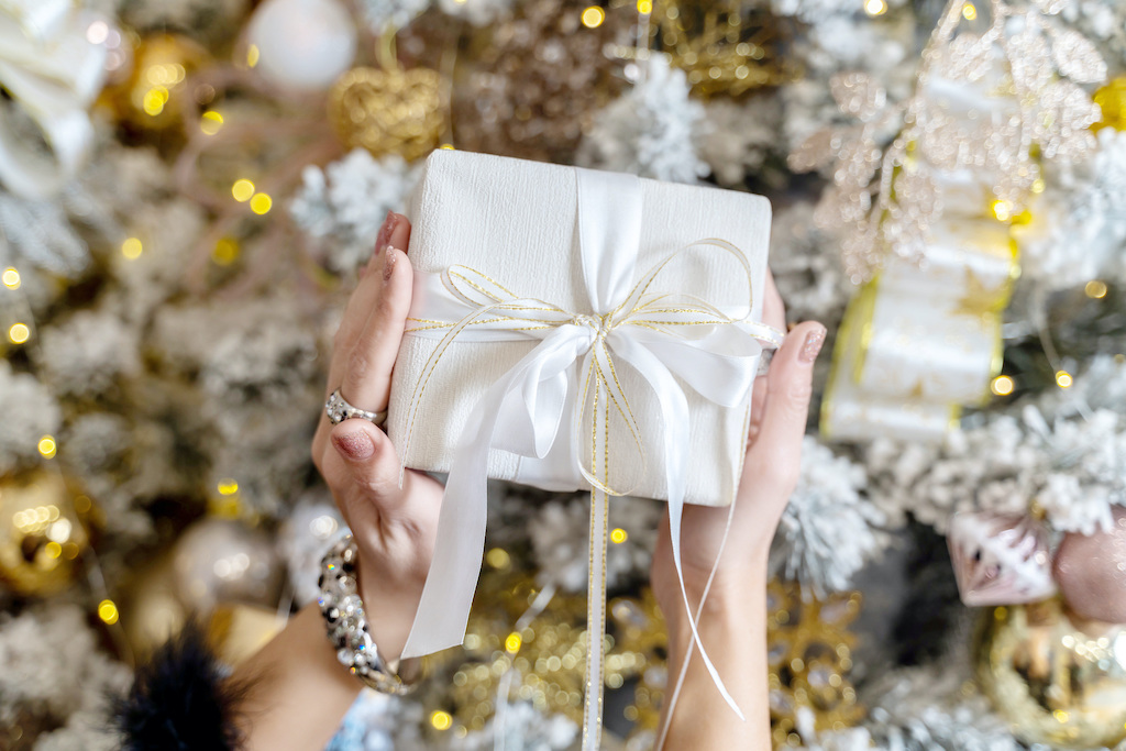 【予算50,000円】20代の女友達がもらって嬉しいプレゼントおすすめ15選!注目の美容アイテムからアクセサリーまで同世代女性ライターが今人気のアイテムを厳選してご紹介!