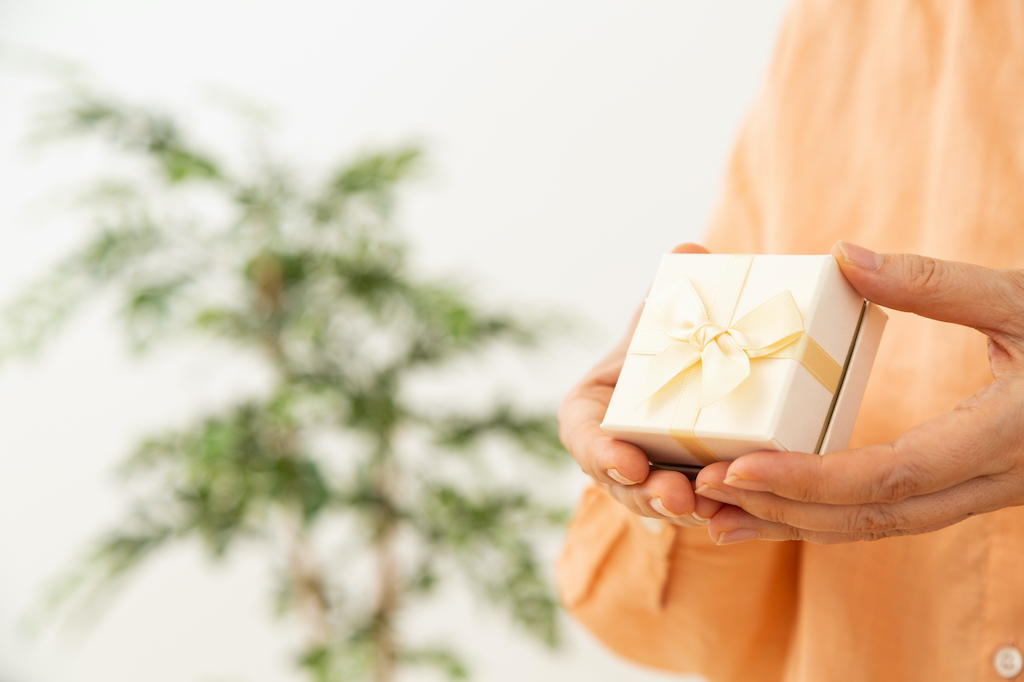 予算10000円で50代の妻がもらって嬉しいプレゼント15選!健康グッズ・美容グッズ・お酒などのおすすめアイテムを現役Webライターが厳選