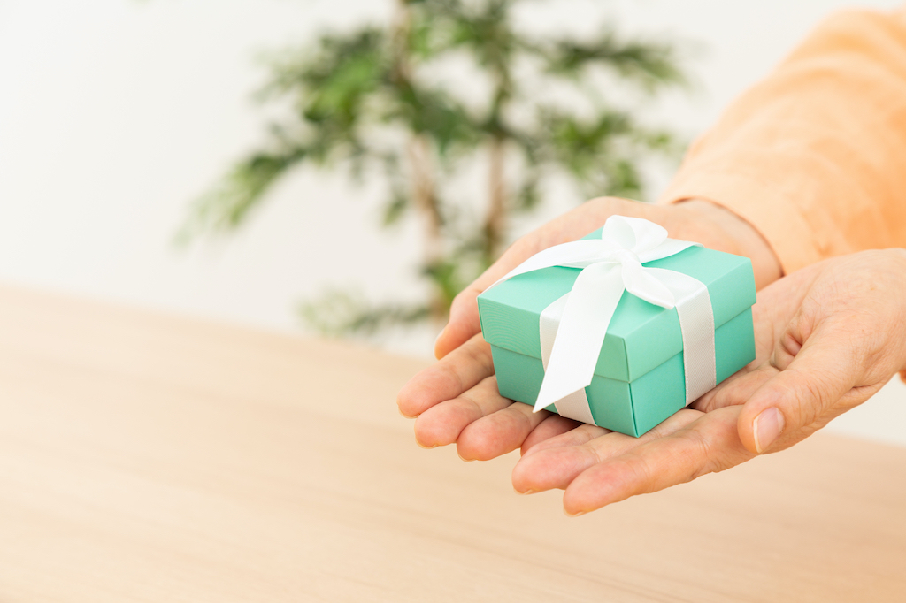 予算1000円で50代の妻がもらってうれしいプレゼントおすすめ15選!便利グッズや美容アイテム・健康食品などを現役Webライターが厳選