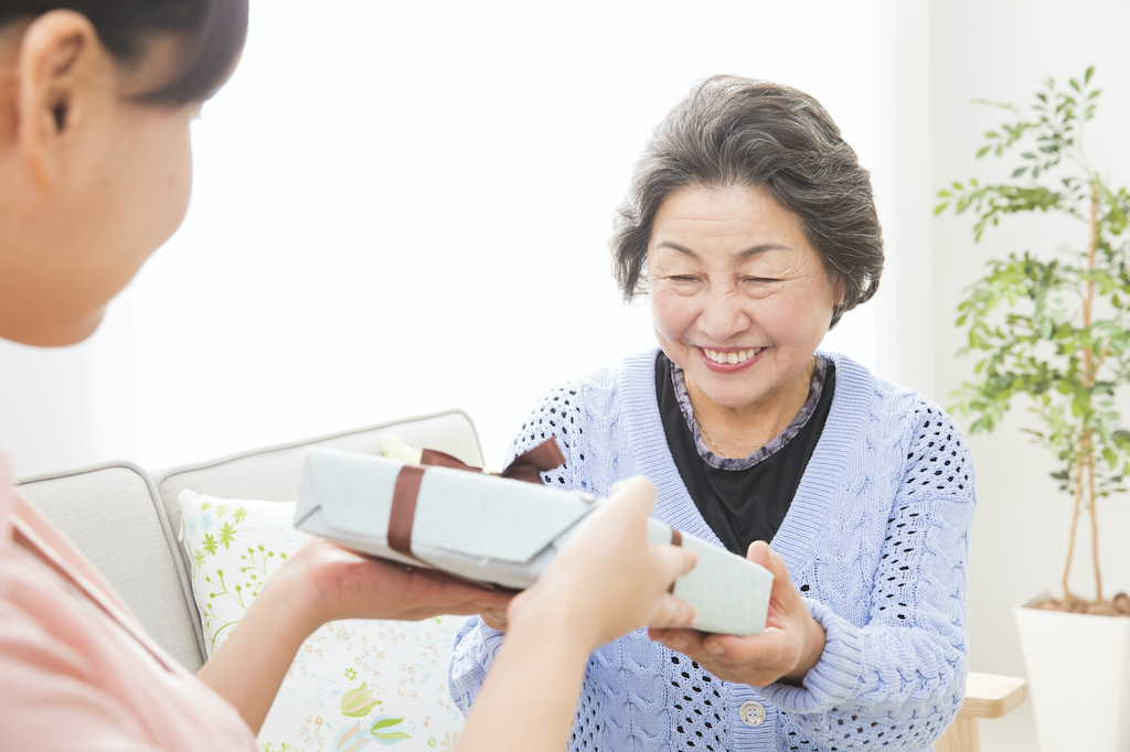 【予算9,000円】60代女性がもらって嬉しいプレゼントおすすめ15選!退職祝いや誕生日・義母への贈り物にも◎化粧品・健康グッズからカタログギフトまで元百貨店スタッフの筆者がご紹介