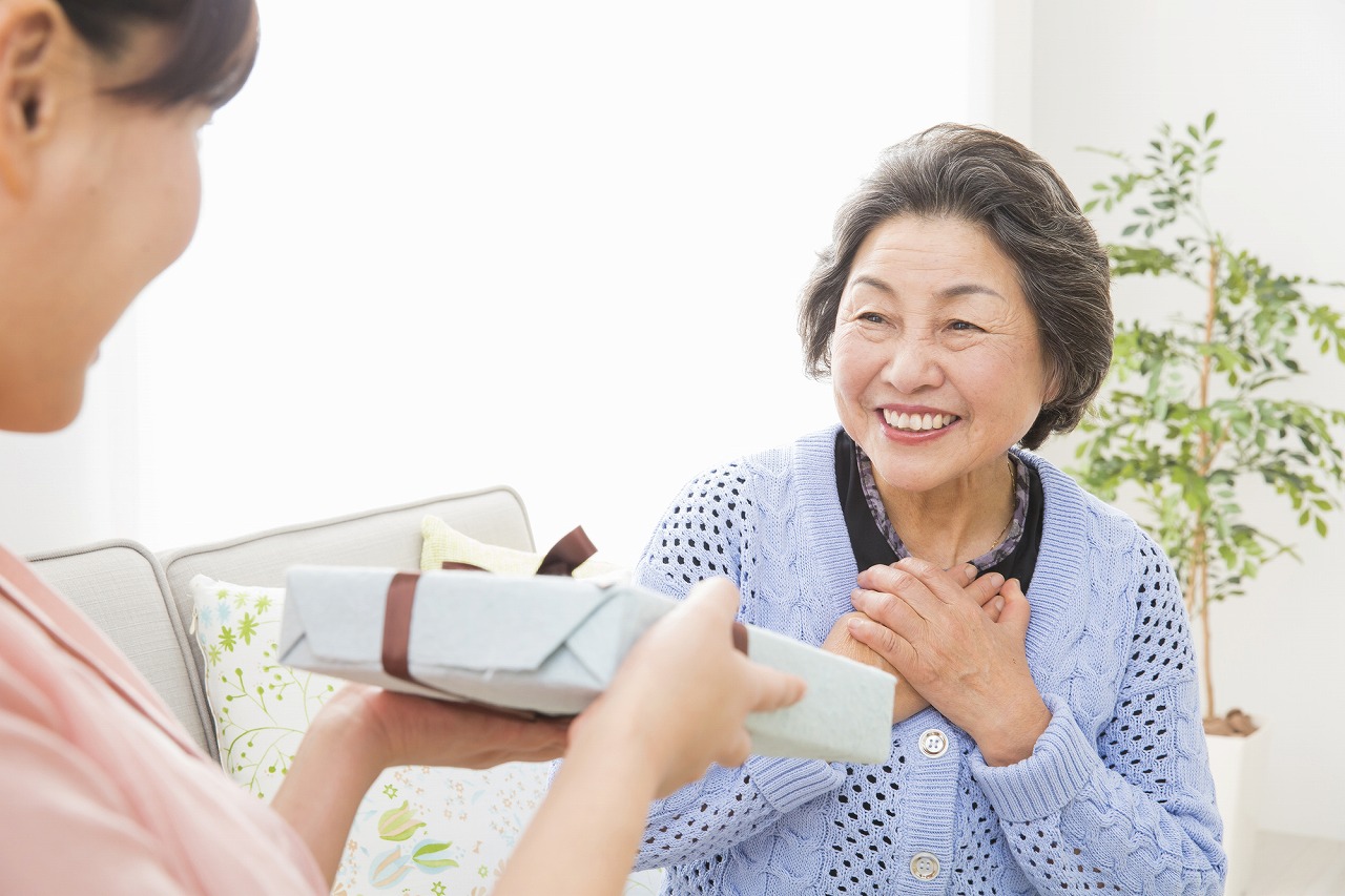 【予算1,000円】60代女性がもらって嬉しいプレゼントおすすめ15選!ささやかなお礼や手土産にも◎お菓子からプチプラ美容アイテムまで元百貨店スタッフの筆者がご紹介