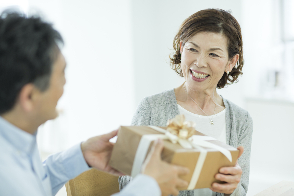 【予算2,000円】50代妻がもらって嬉しいプレゼントおすすめ15選!実用的なものや見た目のかわいいスイーツなどを厳選して紹介