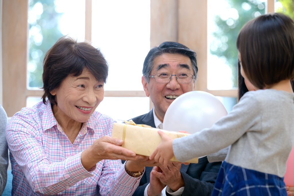 70代女性がもらって嬉しいプレゼント15選!ギフト好きでよくリサーチする筆者がスイーツ・日用品・小物などおすすめを紹介♪