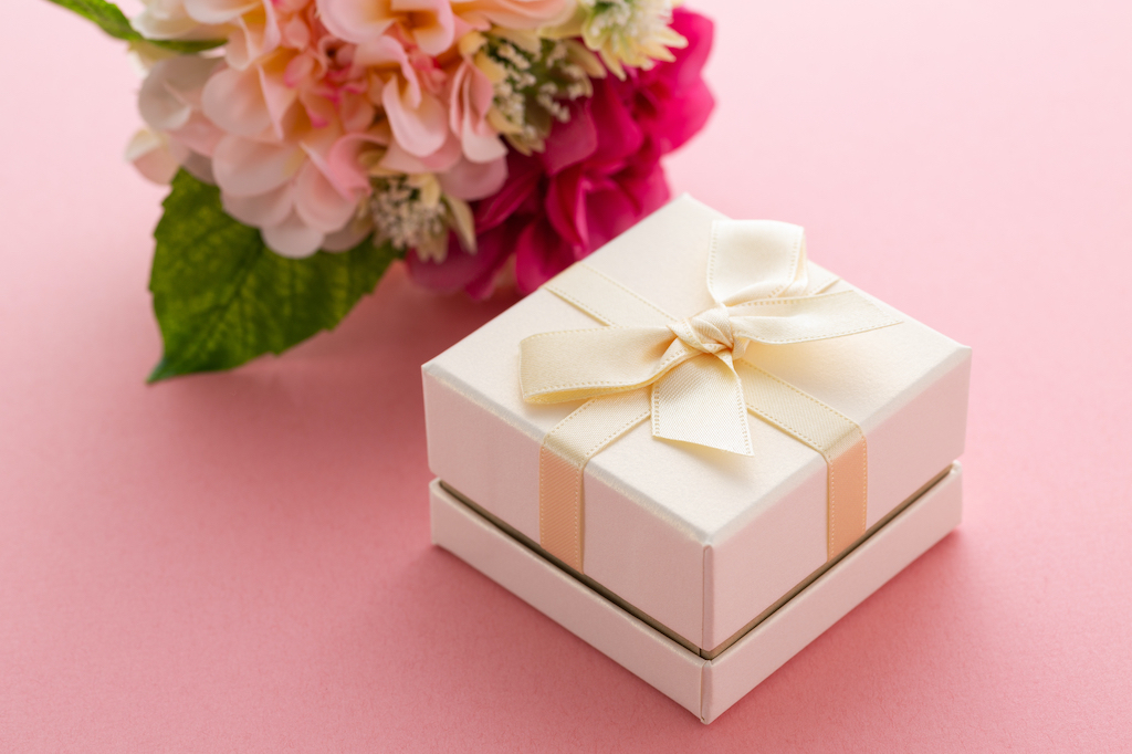 【予算6000円】30代妻がもらって嬉しいプレゼント15選!結婚生活5年目の筆者が日用品・ブランド・お菓子などおすすめを紹介♪
