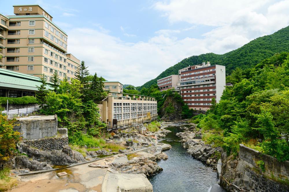 【保存版】安く泊まれる定山渓温泉旅館おすすめ10選【北海道滞在者が徹底紹介】タイプ別・豪華なのにコスパ◎な施設など