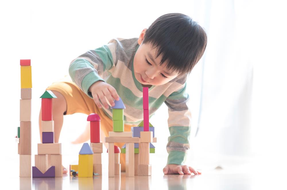 2歳の男の子がもらって嬉しいプレゼントおすすめ15選!人気の絵本やおもちゃなどママライターの筆者が紹介