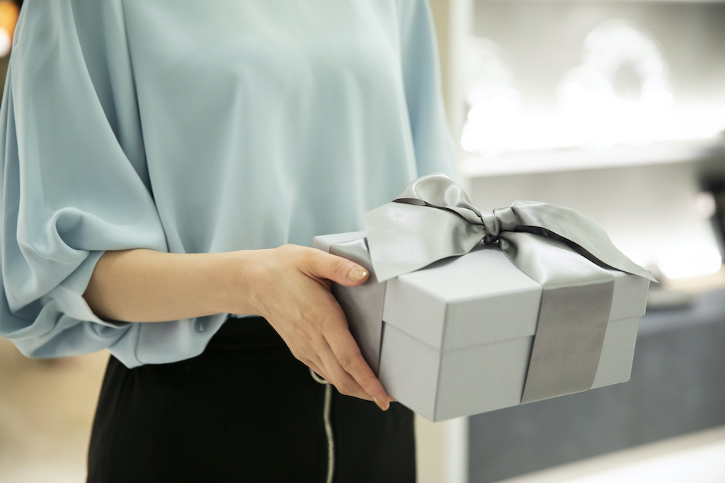 【予算30,000円】40代妻がもらって嬉しいおすすめプレゼント15選!リッチな美容家電やブランド品などギフトオタクライターがご紹介