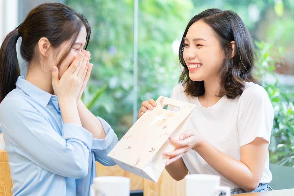 【予算1,000円】30代女友達がもらって嬉しいプレゼントおすすめ15選！おしゃれ・美容グッズなどプレゼント選びの経験豊富な筆者が紹介