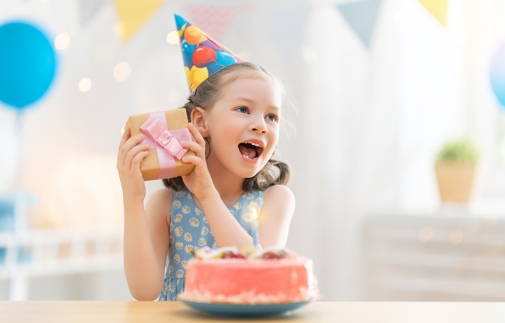 7歳女の子がもらって嬉しいプレゼント15選!小1女子が好むキャラクタートイや知育玩具などおすすめを子育て中ママライターがご紹介