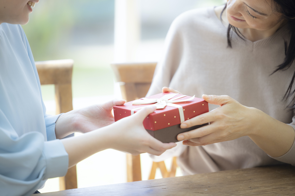 【予算6,000円】30代女友達がもらって嬉しいプレゼントおすすめ15選!デパコスコスメや美容家電など同世代ライターが紹介