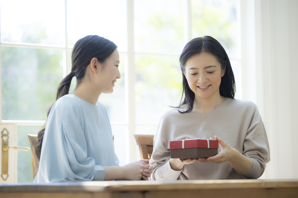 【予算50000円】40代母親がもらって嬉しいおすすめプレゼント15選!おしゃれなファッションアイテムから実用的家電まで高い物好きな筆者がご紹介!