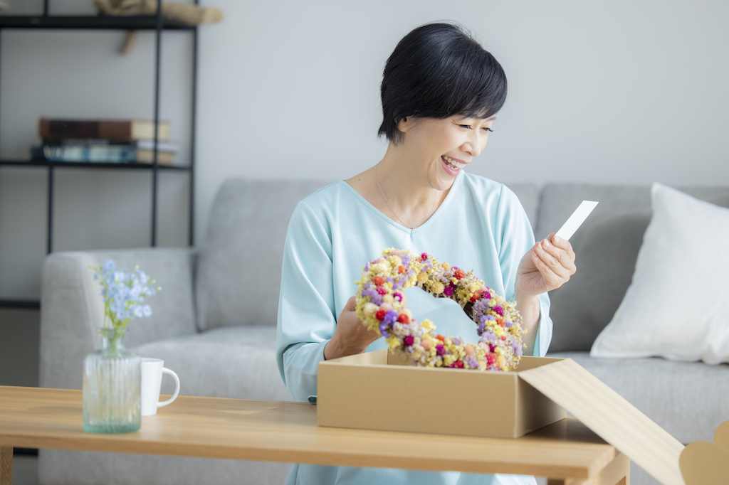 60代の母親がもらって嬉しいプレゼントおすすめ15選!ファッション小物や美容グッズなど贈り物大好き30代主婦ライターが紹介