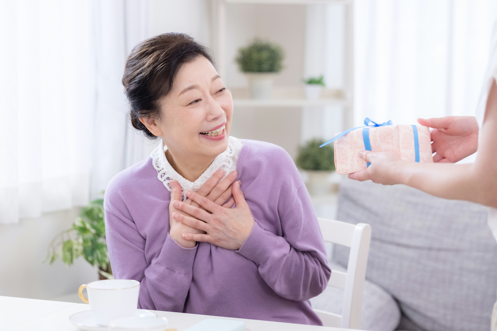 【予算3万円】60代母親がもらって嬉しいプレゼント厳選15選!実用的◎美容・健康・食べ物や家電まで元百貨店スタッフがご紹介!