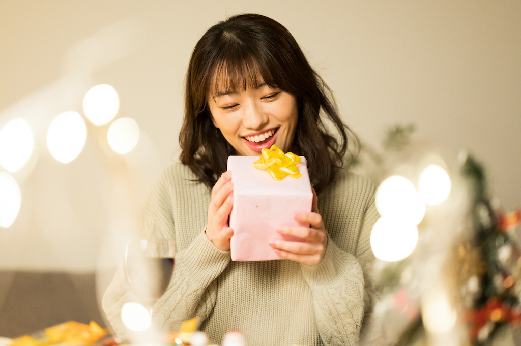 【予算1,000円】30代彼女がもらって嬉しいプレゼントおすすめ15選!同世代の筆者が高見えアイテムや気軽に渡せるスイーツなどを厳選
