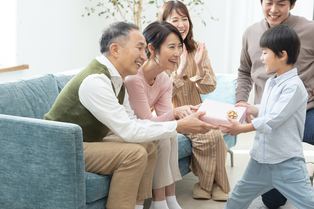 【予算5000円】60代の男性がもらって嬉しいプレゼントのおすすめ15選!レザーグッズや食品ギフトなど60代の父親によくプレゼントを贈る筆者が紹介