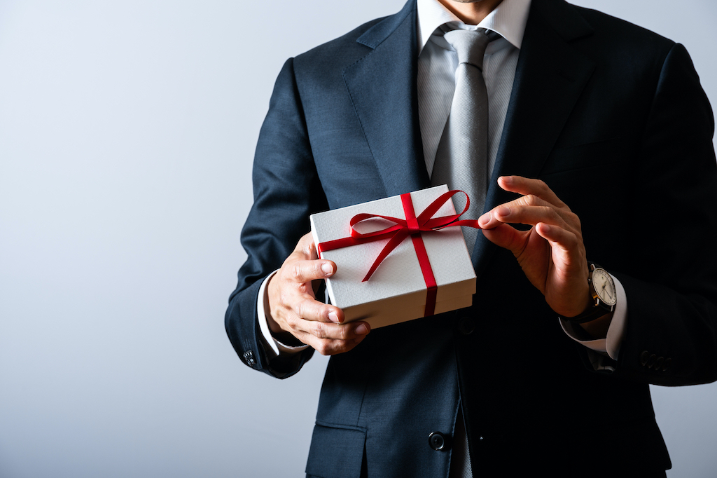 【予算5000円】50代男性がもらって嬉しいプレゼント15選!ギフト好きでよくリサーチする筆者がお酒・グルメ・日用品などおすすめを紹介♪