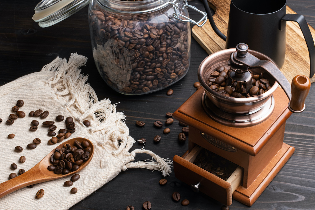 香り高いおすすめのコーヒーミル10選！手動・電動・アウトドア用など選び方のポイントと共に豆から挽く派のコーヒー好きな筆者が紹介