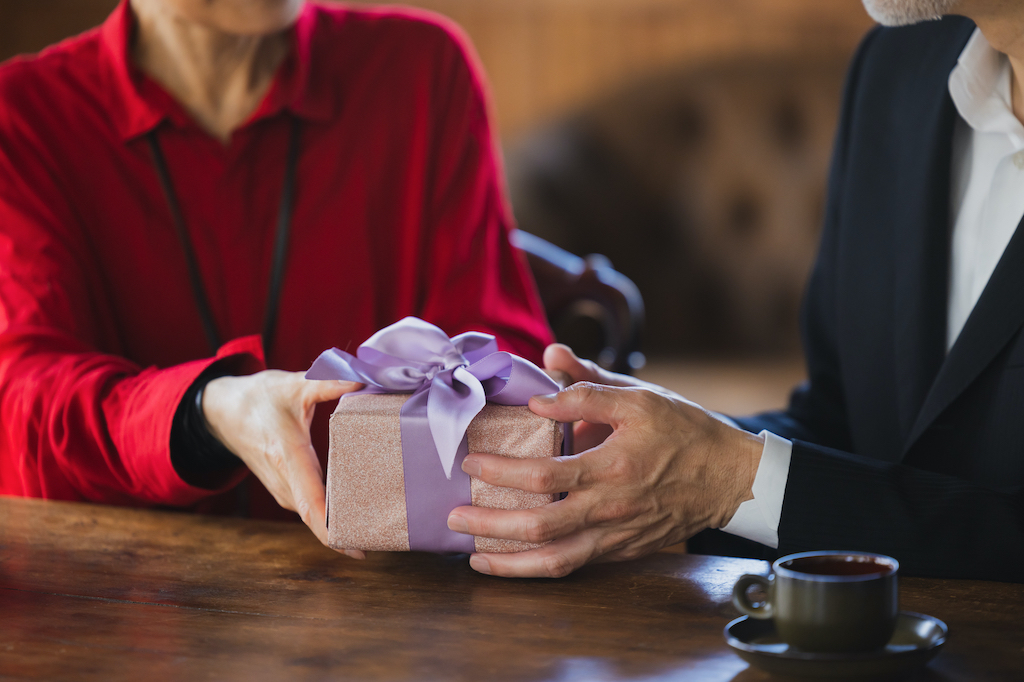 60代の男性がもらって嬉しいプレゼントおすすめ15選!健康グッズや高級食材などギフトマニアの30代主婦ライターが紹介