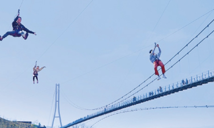 日本一の吊り橋に向かって一気に滑り降りるアクティビティ「三島スカイウォーク」