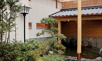 お風呂も開放的で充実「東京染井温泉サクラ」