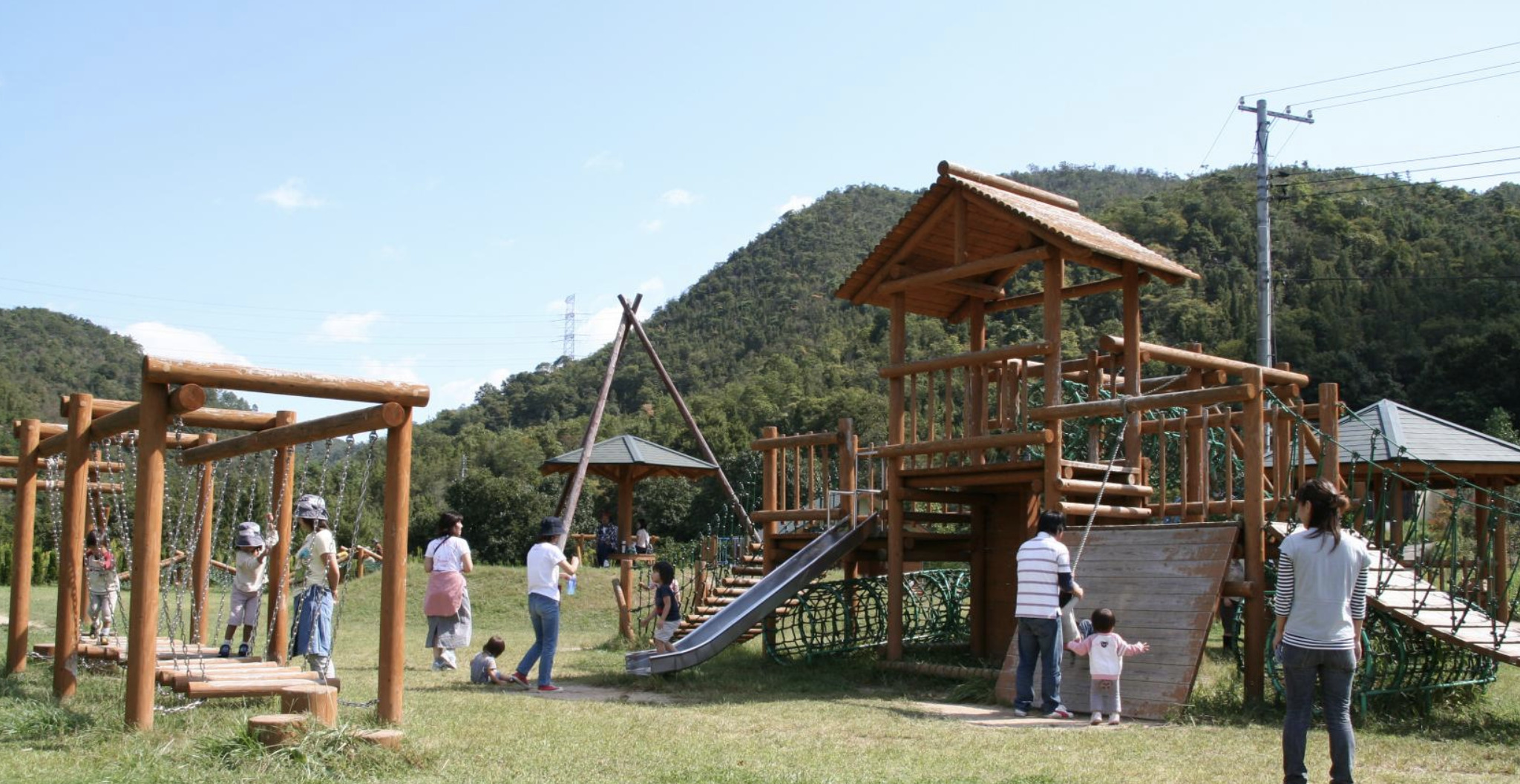 小さな子どもたちも楽しめる遊具が沢山「中山公園 冒険広場」