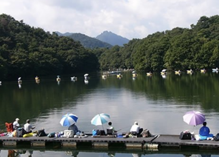 有名なヘラブナ釣りのメッカ！「三名湖」