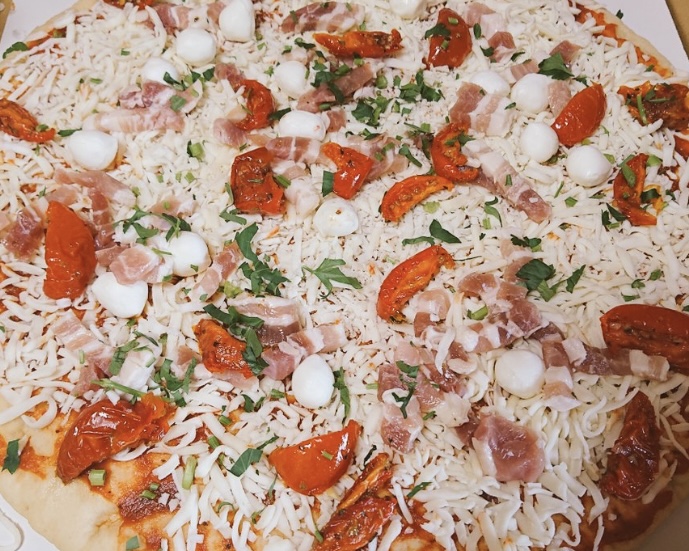 3. おつまみにもってこいの「丸型ピザ パンチェッタ＆モッツアレラ」