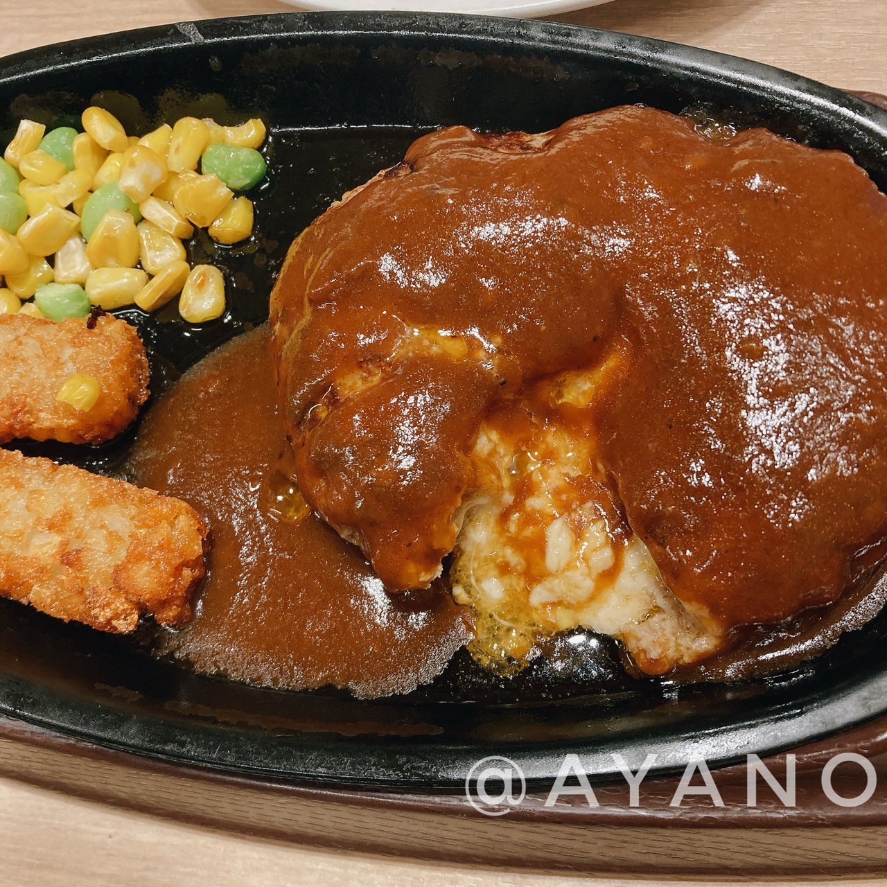 その3 人気メニュー　「チーズインハンバーグランチ」