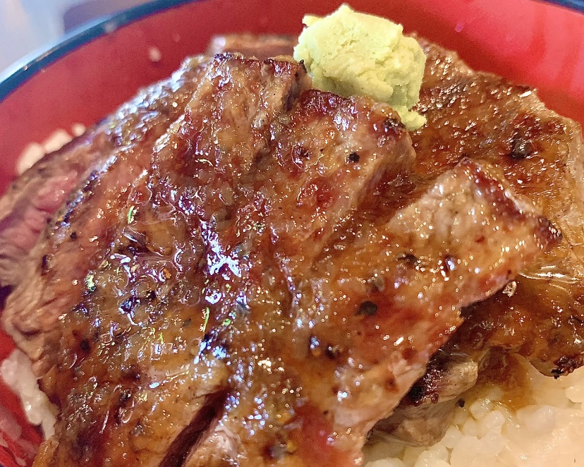 1. 食欲が湧く「ミスジステーキ丼」